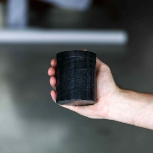 Mini urn zwart in hand